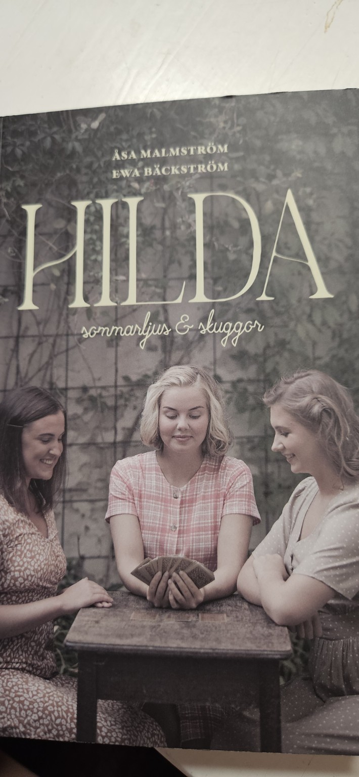 Omslag: Hilda – Sommarljus och skuggor